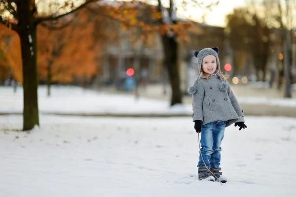 在寒地城市玩的小女孩 — 图库照片