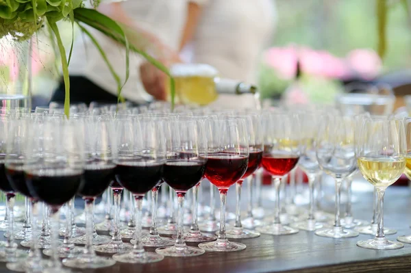 Copos de vinho tinto e branco — Fotografia de Stock