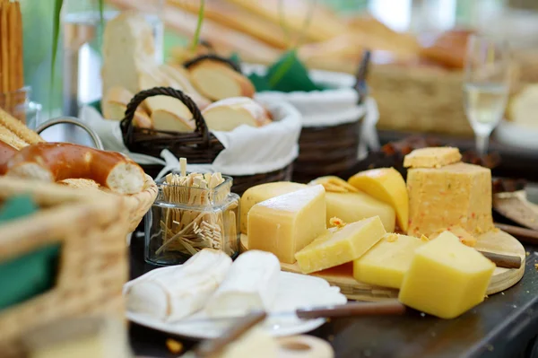 Queijo fresco e pão em uma mesa — Fotografia de Stock