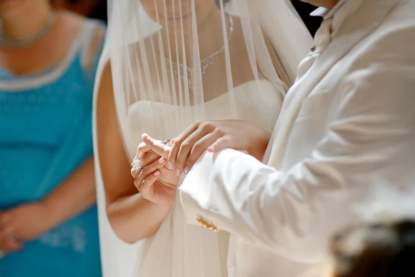 Noiva colocando o anel no dedo do noivo — Fotografia de Stock