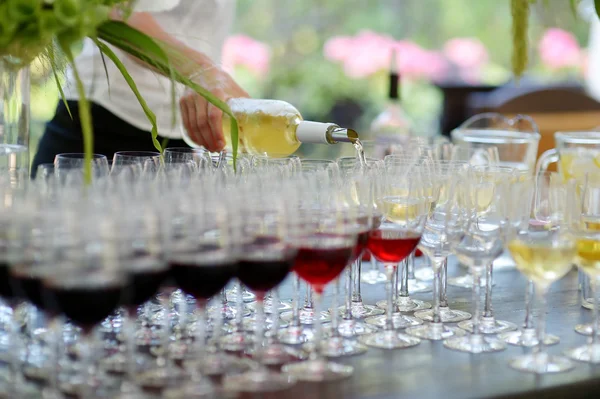 Bir bardak içine dökme şarap — Stok fotoğraf