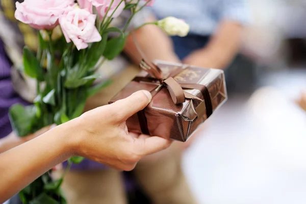 Woman holding a gift box — Stock Photo, Image