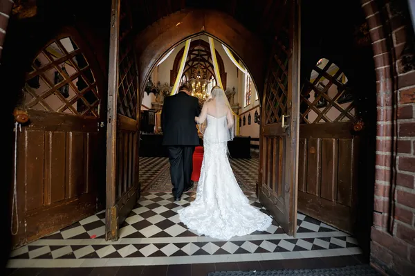Sposa a piedi lungo la navata con il padre — Foto Stock