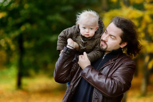 Jovem pai e sua filha criança — Fotografia de Stock