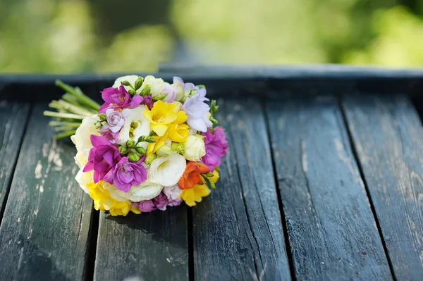 Krásné barevné svatební kytice — Stock fotografie