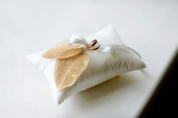 Dos anillos de boda en una almohada —  Fotos de Stock