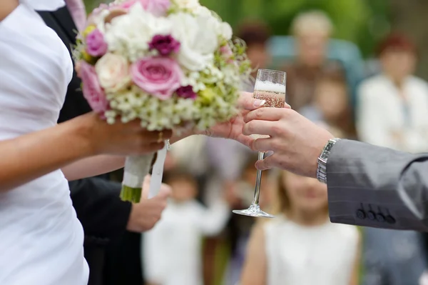 Brud som håller ett glas champagne — Stockfoto