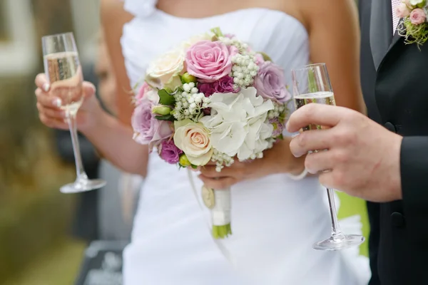 Noiva segurando um buquê de casamento — Fotografia de Stock