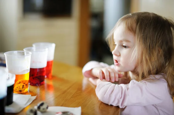 Schattig meisje kleuren paaseieren — Stockfoto