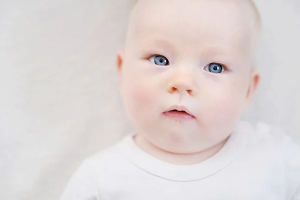 Adorable portrait de bébé fille — Photo