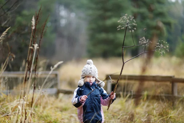 Adorable dziewczyna zabawy na wczesną wiosną — Zdjęcie stockowe