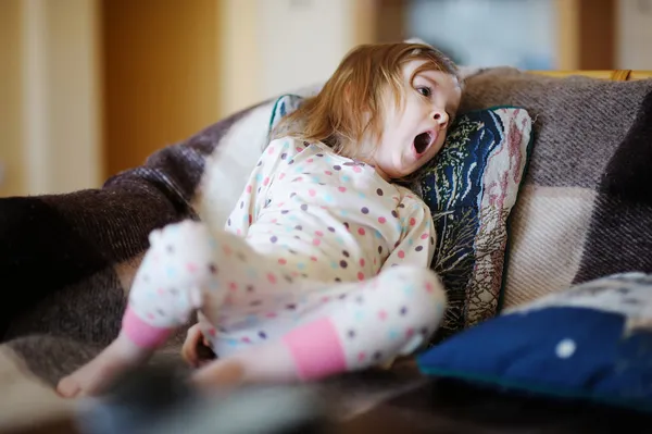 Маленькая сонная девочка в пижаме — стоковое фото