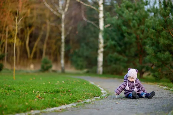 Schattig meisje plezier op vroege voorjaar — Stockfoto