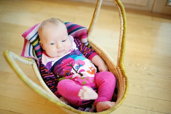 Baby flicka liggande i en korg — Stockfoto