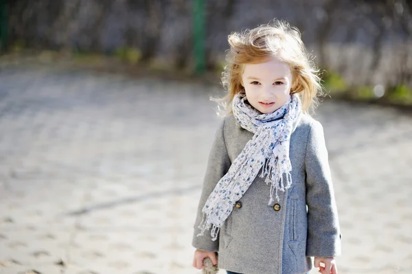 Adorable dziewczyna zabawy na wczesną wiosną — Zdjęcie stockowe