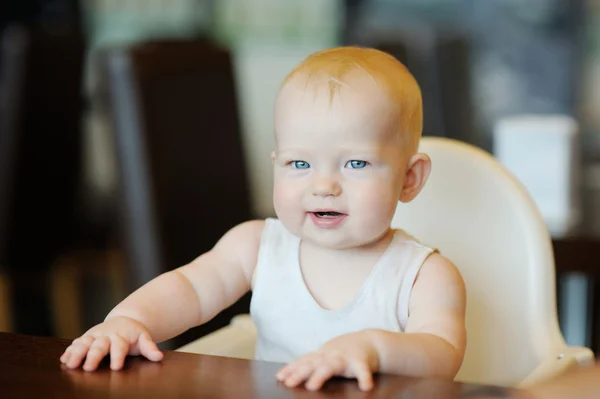 Zes maanden oude babymeisje — Stockfoto