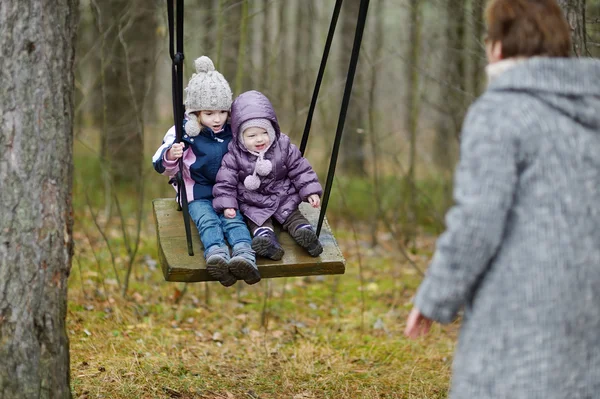 To søstre som svinger utendørs – stockfoto