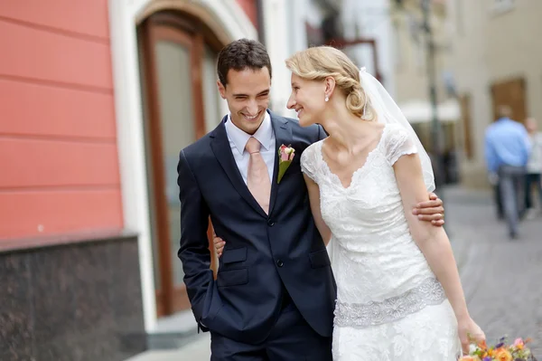 Bride and groom walking together — Stock Photo, Image