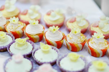 renkli süslü cupcakes