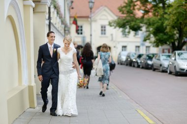 Gelin ve damat birlikte yürüme