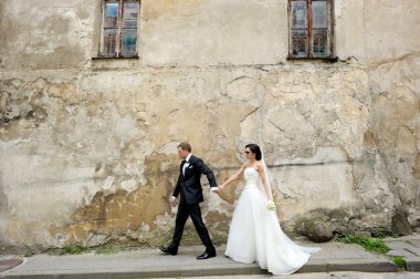 Gelin ve damat birlikte yürüme