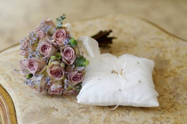 Yastıktaki alyanslar