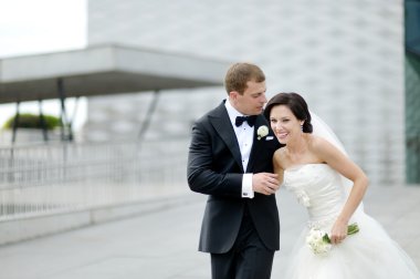 Gelin ve damat bir şehirde