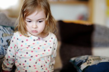 üzgün küçük kız portre