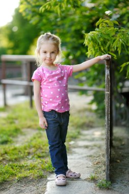 sevimli küçük kız portre açık havada