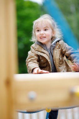 eğlenceli bir oyun olan sevimli kız