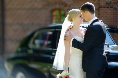 Gelin ve damat bir araba ile poz