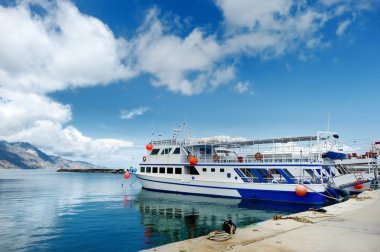 Yunan kasabada yerleştirilmiş küçük feribot seferleri