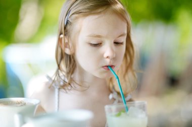 limonata içmeye sevimli küçük kız