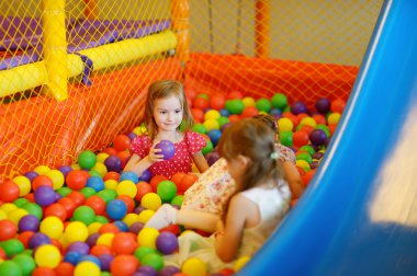 küçük kız parkta eğleniyor