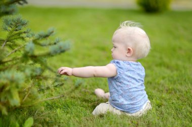 reen çimlerde oturan kız bebek