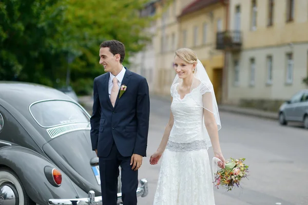 Bride and groom walking together — Stock Photo, Image