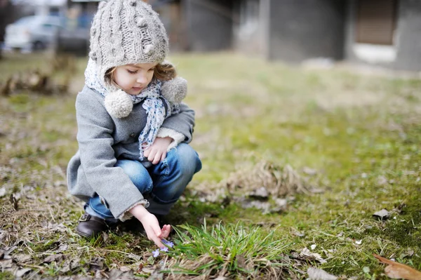 Маленька дівчинка торкається квітів гепатиту — стокове фото