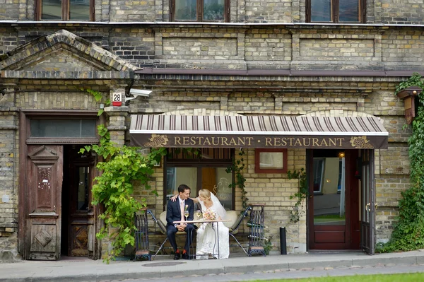 Bride and groom drinking wine — Stock Photo, Image