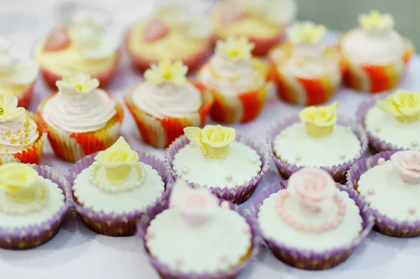 Färgglada dekorerade cupcakes — Stockfoto