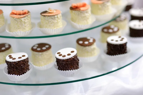 Διακοσμημένα cupcakes σε ένα γυάλινο πιάτο — Φωτογραφία Αρχείου