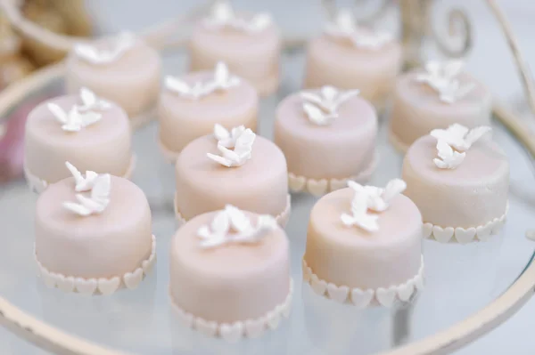 Magdalenas decoradas en un plato de vidrio —  Fotos de Stock