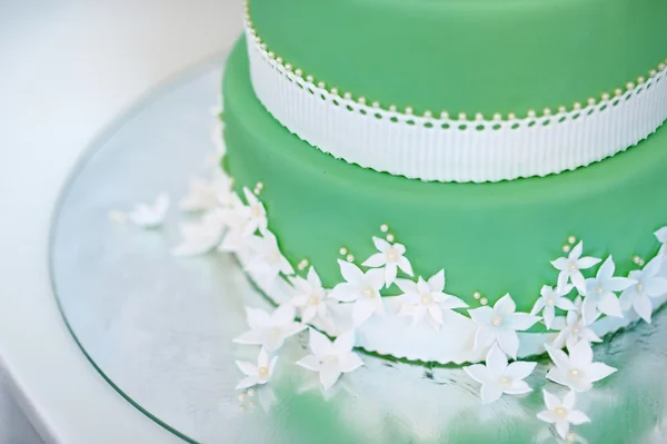 Gâteau de mariage vert décoré de fleurs blanches — Photo