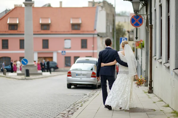 Bride and groom walking together — Stock Photo, Image