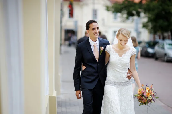 Bride and groom walking together — Stock Photo, Image