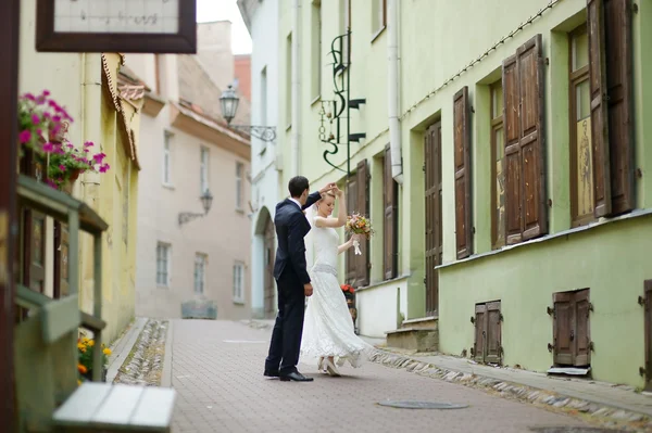 Bride and groom dancing outdoors — Stock Photo, Image