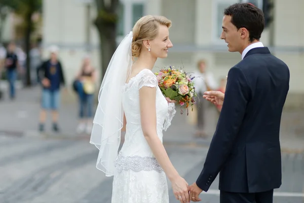 Noiva e noivo andando juntos — Fotografia de Stock