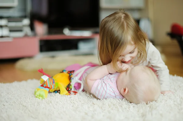 Twee zussen samenspelen — Stockfoto