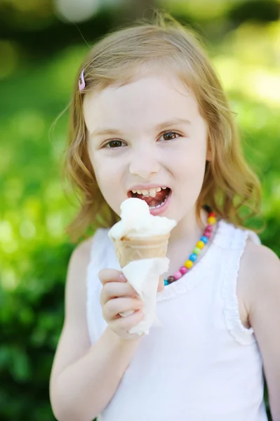 Urocza dziewczynka jedzenie lodów na zewnątrz — Zdjęcie stockowe