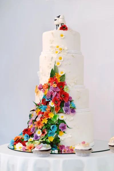 Quatre histoires gâteau de mariage — Photo