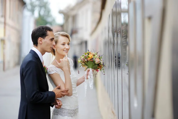 Bride and groom walking together — Stock Photo, Image